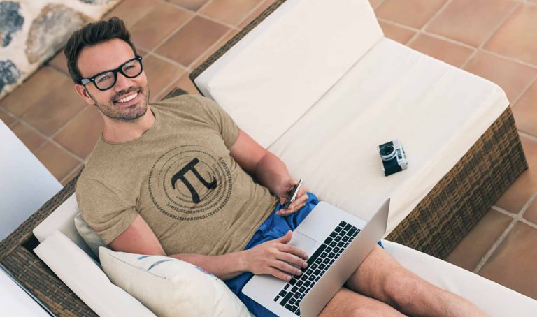 גבר יושב עם מחשב נייד סמארטפון מצלמה