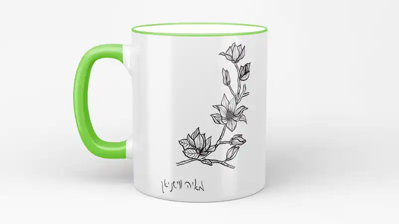 ספל עם עיצוב פרחים ושוליים ירוקים