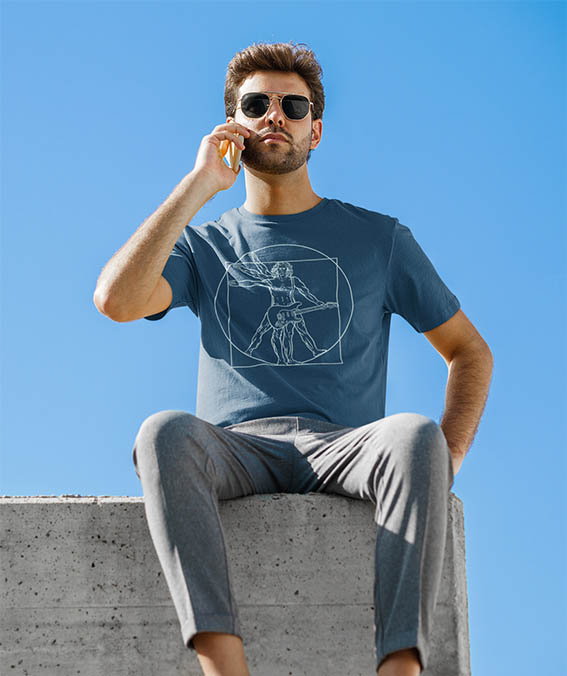 גבר עם טי-שירט, משוחח בטלפון תחת שמיים כחולים.